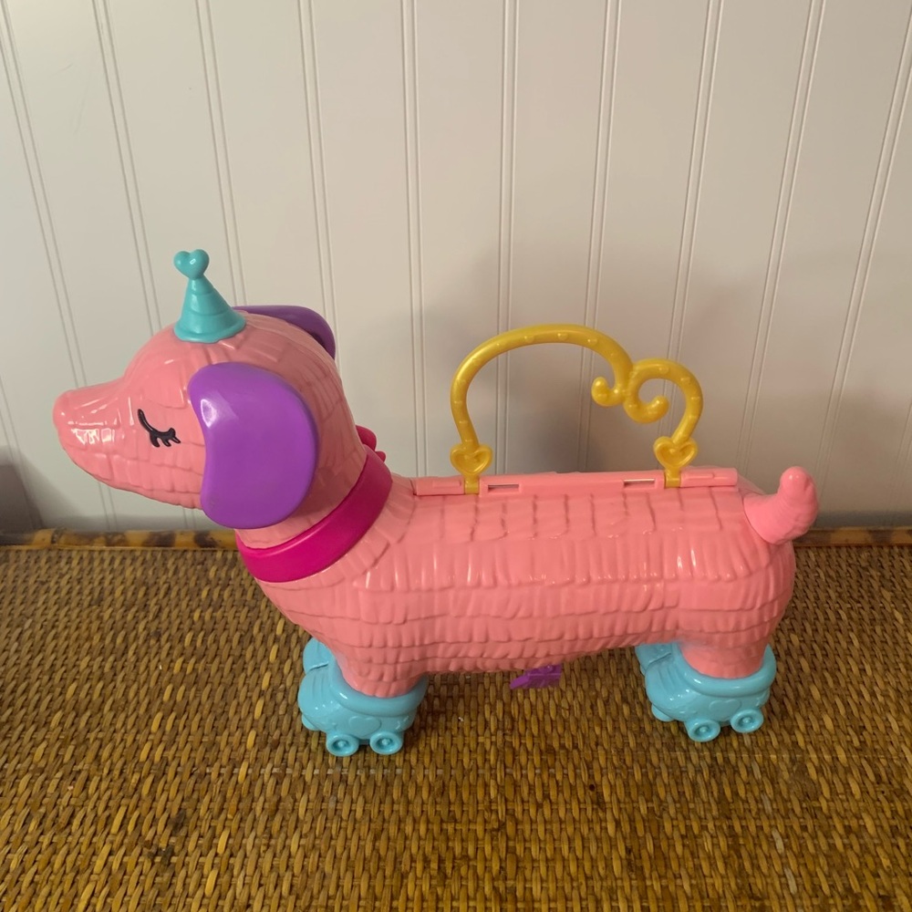 Polly Pocket Puppy Party Playset with 1 Doll &
18 Accessories